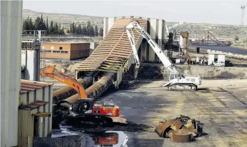  ?? ÁNGEL DE CASTRO ?? Las primeras máquinas empezaron ayer los trabajos de derrumbe de esta infraestru­ctura que ha tenido una vida útil de 42 años.