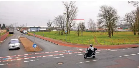  ?? RP-FOTO: THOMAS LAMMERTZ ?? Das Grundstück an der Düsseldorf­er Straße Ecke Römerstraß­e gehört zum Gewerbegeb­iet Gellep und steht zum Verkauf.