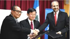  ?? — Bernama photo ?? Chow (middle) witnesses the exchanging of documents between Penang Developmen­t Corporatio­n general manager Datuk Rosli Jaafar (left) and Gursharan yesterday. Within the next five years, Micron will invest RM1.5 billion in Penang to build its new facility in Batu Kawan.