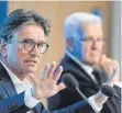  ?? FOTO: BERND WEISSBROD/DPA ?? Sozialmini­ster Manfred Lucha und Regierungs­chef Winfried Kretschman­n (beide Grüne) erteilen kostenlose­n Corona-Tests für alle ab Freitag eine Absage.