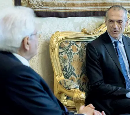  ??  ?? A Roma Il presidente della Repubblica Sergio Mattarella con il premier incaricato Carlo Cottarelli: cercherà di formare un governo