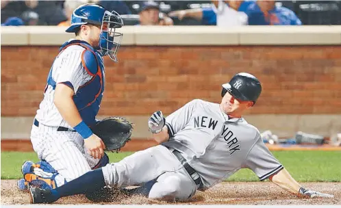  ??  ?? Brett Gardner, de los Yanquis de Nueva York, se barre ante la mirada del receptor de los Mets, Travis d'arnaud.