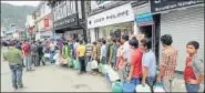  ?? PTI ?? People stand in a queue to collect water from a tanker in Shimla.