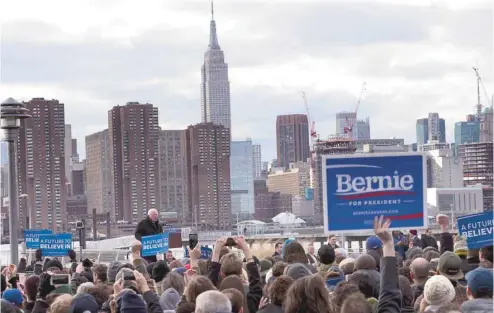  ?? MARY ALTAFFER ASSOCIATED PRESS ?? L’engouement pour le candidat démocrate Bernie Sanders est palpable à Brooklyn. Ci-dessus, un rassemblem­ent tenu le 8 avril dernier.