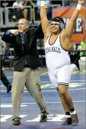  ?? PHOTO BY WARNER STRAUSBAUG­H/YUMA SUN ?? Yuma High wrestling coach Jeff Welsing points to heavyweigh­t Oscar Vega, whose pin to win the championsh­ip match gave the Criminals six points, putting them half a point ahead of Walden Grove for the team state title in the Division III tournament at the Prescott Valley Event Center on Saturday.