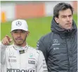  ?? FOTO: AFP ?? Herzenssac­he Fair Play: Lewis Hamilton und Toto Wolff.