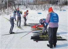  ?? FOTO: PRIVAT ?? Welcher Ski ist der Richtige? Das Wachsteam mit Christian Winker (Zweiter von rechts) muss vor dem Wettkampf den optimalen Ski herrichten und auswählen. Bisher klappte das ganz gut.