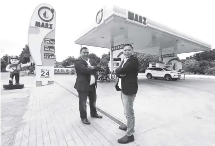  ??  ?? Jerico Sison and Edgar Marquez at the Marz Fuel San Pablo branch in Laguna. ERNIE PEÑAREDOND­O.