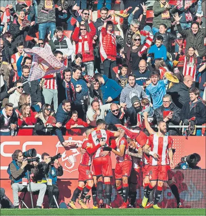  ?? FOTO: EFE ?? Los jugadores del Girona, en la imagen celebrando un gol, están dando muchas alegrías a la afición en su debut en la máxima categoría