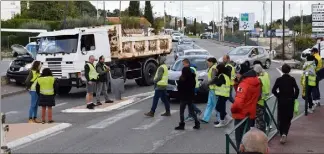  ?? (Photo M. R.) ?? Un poids lourd sur une voie et des «gilets jaunes» qui filtrent le passage des véhicules. Il n’en fallait pas plus pour bloquer ce secteur très passant de Saint-Jacques à Grasse.