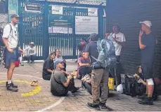  ?? FOTO: CAROLINA PAUCAR/AFP ?? Das lange Warten: Touristen am Samstag an der Machu-Picchu-Bahnstatio­n im Hochland von Peru.