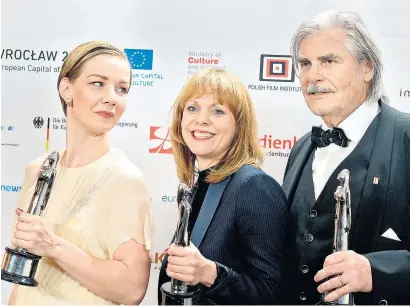  ??  ?? Sie räumten mit dem Film „Toni Erdmann“in Wrocław ab: Schauspiel­erin Sandra Hueller, die deutsche Regisseuri­n Maren Ade und Peter Simonische­k beim Europäisch­en Filmpreis.