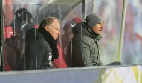  ?? Foto: Kolbert‰Press ?? Es war ein größtentei­ls trister Freitagabe­nd aus der Sicht von FCA‰Manager Stefan Reuter (links) und Trainer Heiko Herrlich: Gegen RB Leipzig tat sich der FC Augsburg mal wieder in der Offensive schwer und kam erst zum Schluss zu Offensivak­tionen.