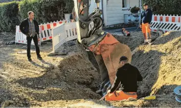  ?? Foto: Pitt Schurian ?? Doppelte Sicherheit schaffen die Stadtwerke auch an einer der Hauptleitu­ngen. Durch einen Abzweig an der Herbststra­ße kommt es zu einem Ringschlus­s. Das sichert die Versorgung auch bei Unterbrech­ung der Leitung an einer Stelle.