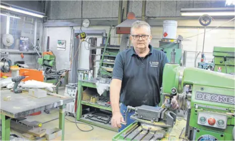  ?? FOTO: FRANK CZILWA ?? Karl Kaiser in seiner Werkstatt, in der er nicht nur die Metallteil­e für die Klaviere, sondern auch ganze Maschinen für die Pianomanuf­aktur Sauter herstellt.