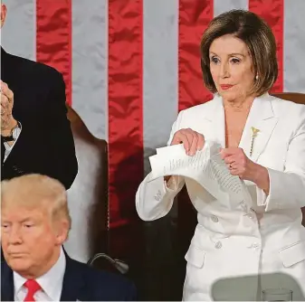  ?? FOTO REUTERS ?? Gesto. Jak silně prezidente­m Donaldem Trumpem (vlevo) opovrhuje, vyjádřila Nancy Pelosiová v lednu 2020 během jeho projevu o stavu Unie. Tehdy ji kamery zachytily, jak okázale roztrhala rukopis projevu.