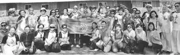  ??  ?? Winston (standing, centre) in a group photo with SATTA members, exco and travel agents who participat­ed in the turtle release programme.