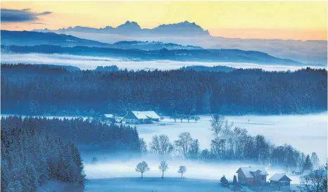  ?? FOTO: ROLAND RASEMANN ?? Was ist Heimat? Vielleicht ein schöner Ort, dem man sich verbunden fühlt, wie das Allgäu hier bei Isny.