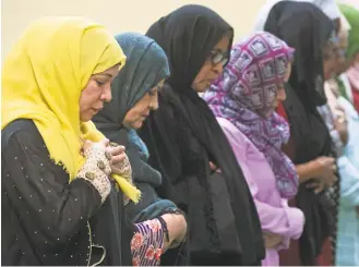  ?? Marie D. De Jesús / Houston Chronicle ?? Monica Morales, left, joins other Latina Muslims for prayer at a service at Houston’s Centro Islamico, which is believed to be the nation’s only Spanish-speaking mosque.