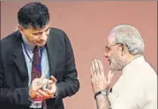  ?? REUTERS ?? Prime Minister Narendra Modi (R) with RBI governor Raghuram Rajan at an event on financial inclusion in Mumbai last year