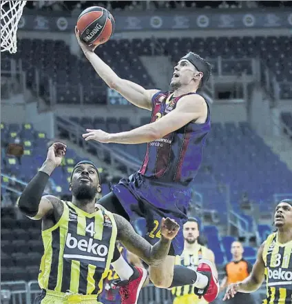  ?? FOTO: EFE ?? Kyle Kuric, escolta del Barça, volando por encima de la defensa del Fenerbahce en el encuentro de ayer en Estambul