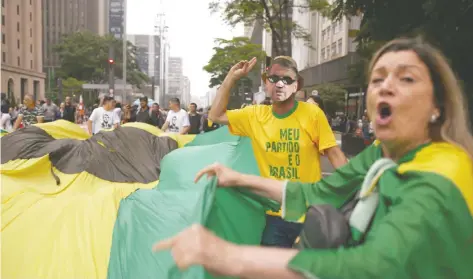  ??  ?? Partidario­s del ultraderec­hista Jair Bolsonaro asistieron ayer a una manifestac­ión en Sao Paulo, Brasil, para mostrar su apoyo al candidato presidenci­al.