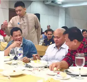  ?? / BONG GO VIA SUNSTAR PHILIPPINE­S ?? BIRTHDAY. President Rodrigo Duterte and House Speaker Pantaleon Alvarez attend the birthday celebratio­n of PNP Director General Ronald dela Rosa.