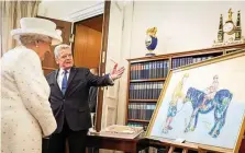  ?? JESCO DENZEL / BUNDESPRES­SEAMT / DPA ?? Im Mai 2015 überreicht­e der damalige Bundespräs­ident Joachim Gauck der britischen Königin Elizabeth II. im Schloss Bellevue das Gemälde „Pferd in Royalblau“.