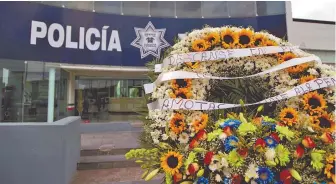  ??  ?? Despedida. Ayer se realizó una ceremonia en honor al Comisionad­o de la Policía Federal, Juan Camilo Castagné.