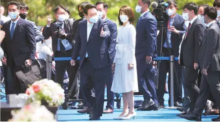  ?? AP-Yonhap ?? President Yoon Suk-yeol and first lady Kim Keon-hee arrive for his inaugurati­on ceremony at the National Assembly in Seoul, South Korea, Tuesday.