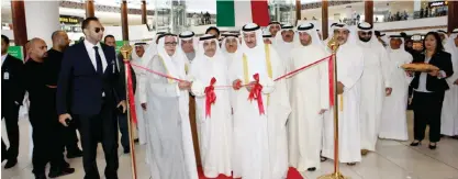  ?? — Photos by Joseph Shagra ?? KUWAIT: Minister of Electricit­y and Water Ahmad Al-Jassar officially opens the Boulevard Park.