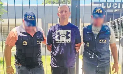  ?? ?? El empresario Diego Hernán Dirisio (c) durante su detención en territorio de Argentina junto a su pareja, la paraguaya Julieta Nardi. Brasil pide la extradició­n de ambos por varios delitos.