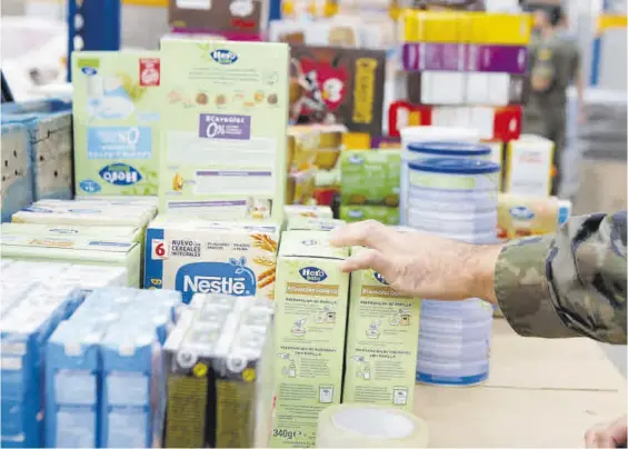  ?? CÓRDOBA ?? Las tarjetas monedero sustituirá­n a la entrega de alimentos en especie de determinad­as familias.