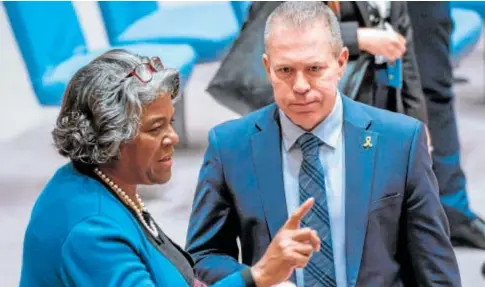  ?? // AFP ?? La embajadora de EE.UU. ante la ONU, Linda Thomas-Greenfield, con el representa­nte de Israel, Gilad Erdan