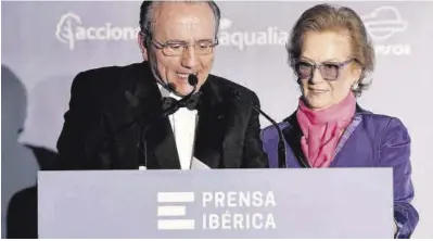  ?? José Luis Roca ?? Los editores Javier Moll y Arantza Sarasola, durante su discurso en el acto del 45 aniversari­o de Prensa Ibérica.