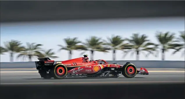  ?? ?? Carlos Sainz rueda en la mañana del viernes con el Ferrari SF-24 durante la jornada de test que da por acabada la pretempora­da de Fórmula 1 en el circuito de Sakhir en Bahréin.