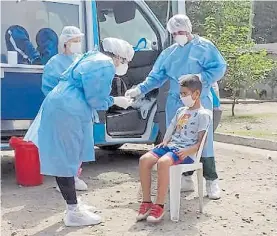  ??  ?? Testeos en los barrios. En Tucumán, intentan frenar la transmisió­n.