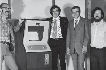  ??  ?? Ted Dabney, Nolan Bushnell, Fred Marincic y Allan Alcorn en 1973 con una consola Pong. en Atari.