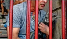  ?? CRISTOBAL OLIVARES/THE NEW YORK TIMES ?? Inmate Carlos Nuñez holds a cat he named Feita, or Ugly, on Dec. 12 at the Santiago Sur Preventive Detention Center in Santiago, Chile.