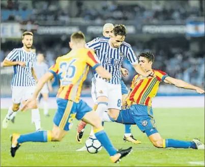  ?? FOTO: UNCIT ?? Adnan Januzaj trata de zafarse de la entrada de Gabriel, ante la mirada de Lato