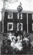  ?? FOTO: SVENSKA LITTERATUR­SäLLSKAPET/ERIK HäGGLUND ?? Midsommars­tång vid Vörå sanatorium, cirka 1915.