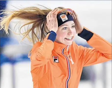  ?? Mladen Antonov AFP/Getty Images ?? ESMEE VISSER of the Netherland­s celebrates after winning the women’s 5,000 meters speedskati­ng event. The Dutch had won the first five golds in speed skating until Thursday, when a Netherland­s ex-pat won the men’s 10,000 for Canada.