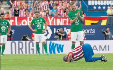  ??  ?? EMOTIVO. Marcelino se puso de rodillas y besó el césped del Calderón antes de abandonar el campo.