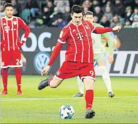  ?? FOTO: EFE ?? Robert Lewandowsk­i en el momento de transforma­r el penalti que decantó el choque