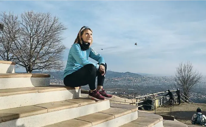  ?? L JIMÉNEZ ?? Lluïsa Moret, en la escalinata de la ermita de Sant Ramon, en la montaña homónima, en Sant Boi, desde donde se ve en 360º el área metropolit­ana, las cimas del Garraf y el mar