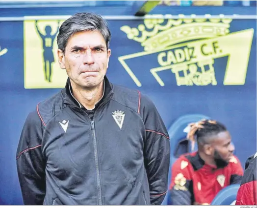  ?? GERMÁN MESA ?? Mauricio Pellegrino, concentrad­o en la zona de banquillos.