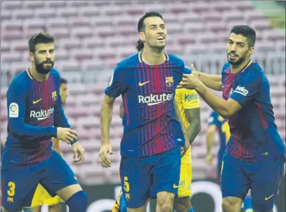  ?? FOTO: MANEL MONTILA ?? Sergio Busquets celebra el primer gol del partido tras cabecear un córner botado por Messi desde la banda derecha