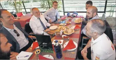  ??  ?? EN LAS ESTACIONES DE JUAN. Gonzalo Rodríguez (Comunicaci­ón FEB), Jesús Mínguez, Alfredo Relaño, Álvaro Carrera, Juan Gutiérrez, Felipe Martínez (presidente) y Rafa Lozano (selecciona­dor), durante la charla en el restaurant­e madrileño en el que se...