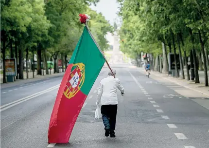  ?? ?? José Sena Goulão captou o homem que desfilou sozinho na Avenida da Liberdade no 25 de Abril.