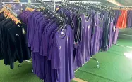  ??  ?? Le maglie della Fiorentina nel negozio ufficiale della Fiorentina a Moena all’interno del viola village